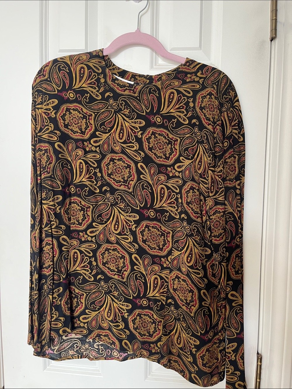Like New!  Jones York Black Paisley-Print Long Sl. Top w/ Gold/Red Accents